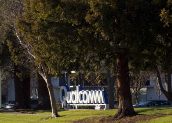 Qualcomm Predicts Earnings Below Wall Street As Smartphone Market Dips